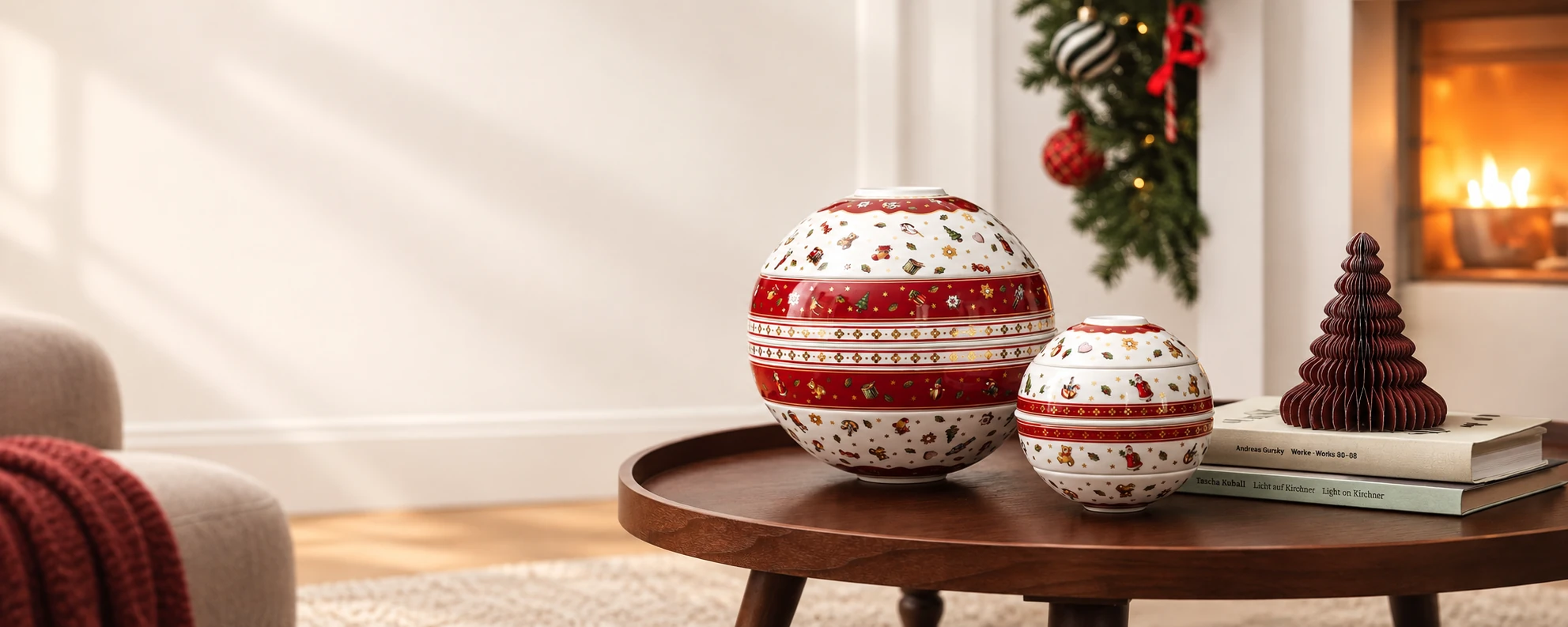 Новогодние La Boule и La Petite Boule Toy’s Delight на столике у камина