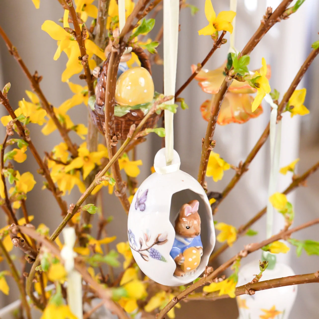 Bunny Tales Подвеска фарфоровая "Кролик Макс в яйце" 7 см