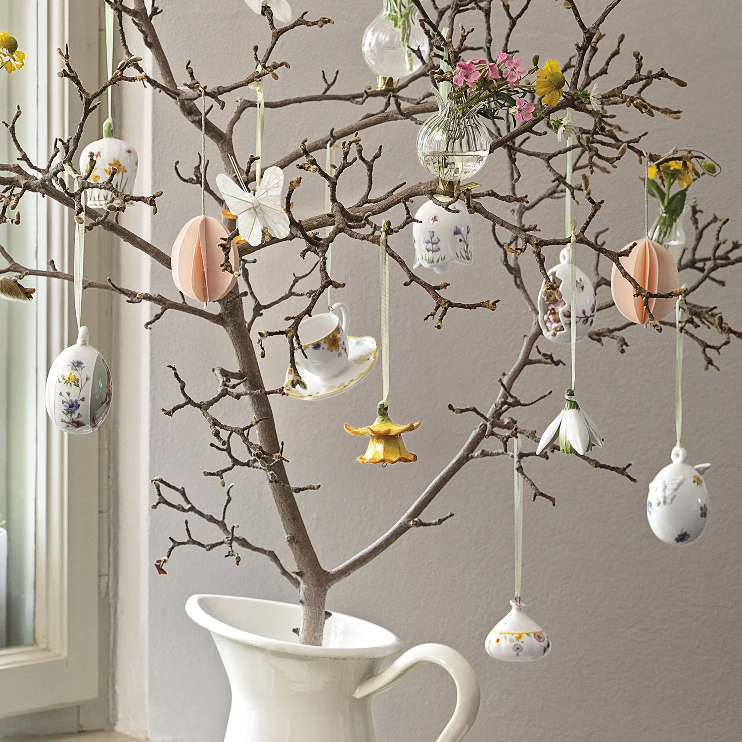 Bunny Tales Подвеска фарфоровая "Кролик Анна в яйце" 7 см