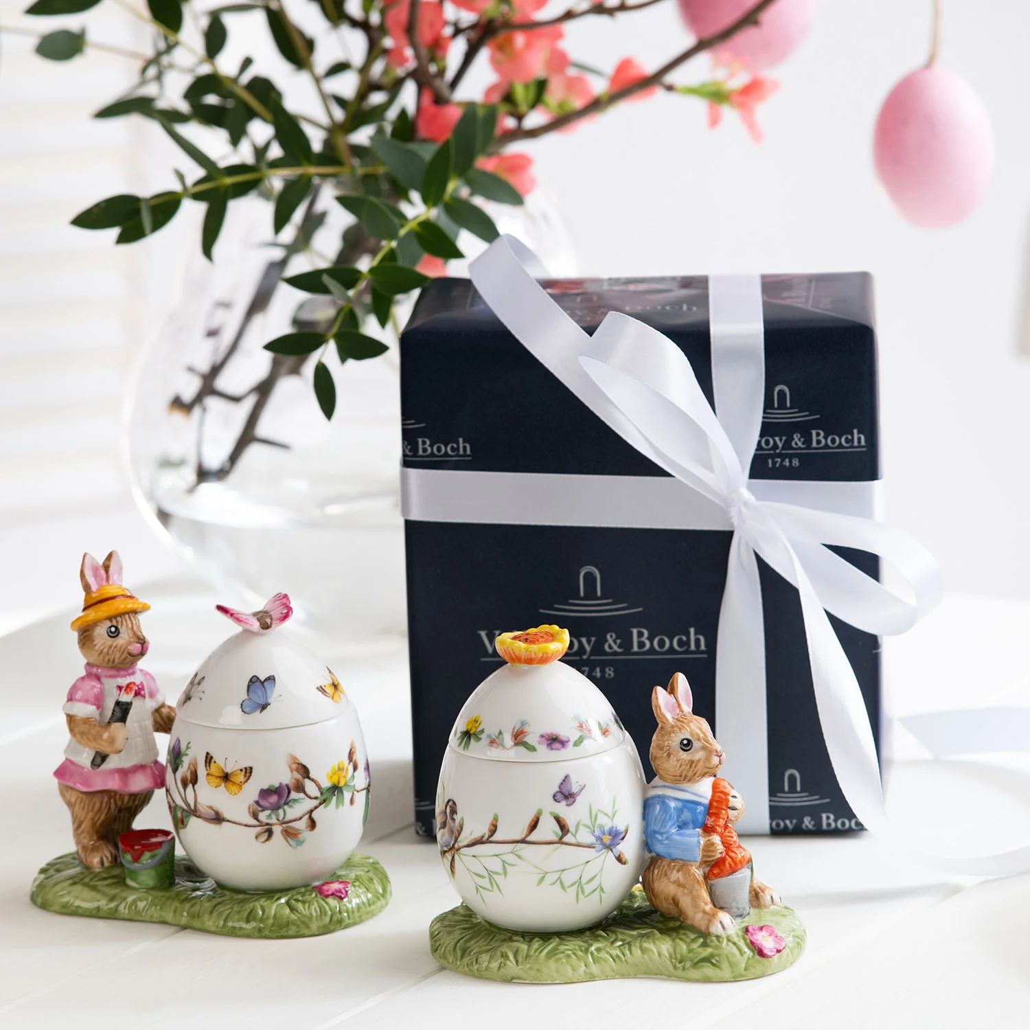 Bunny Tales Шкатулка-яйцо "Кролик Анна художник" 11 см