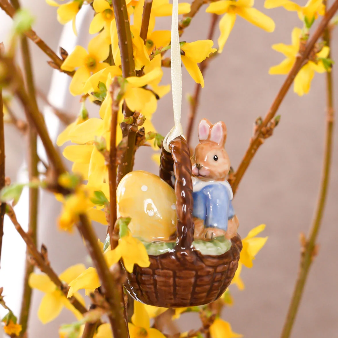 Bunny Tales Подвеска фарфоровая "Кролик Макс в корзине" 6 см