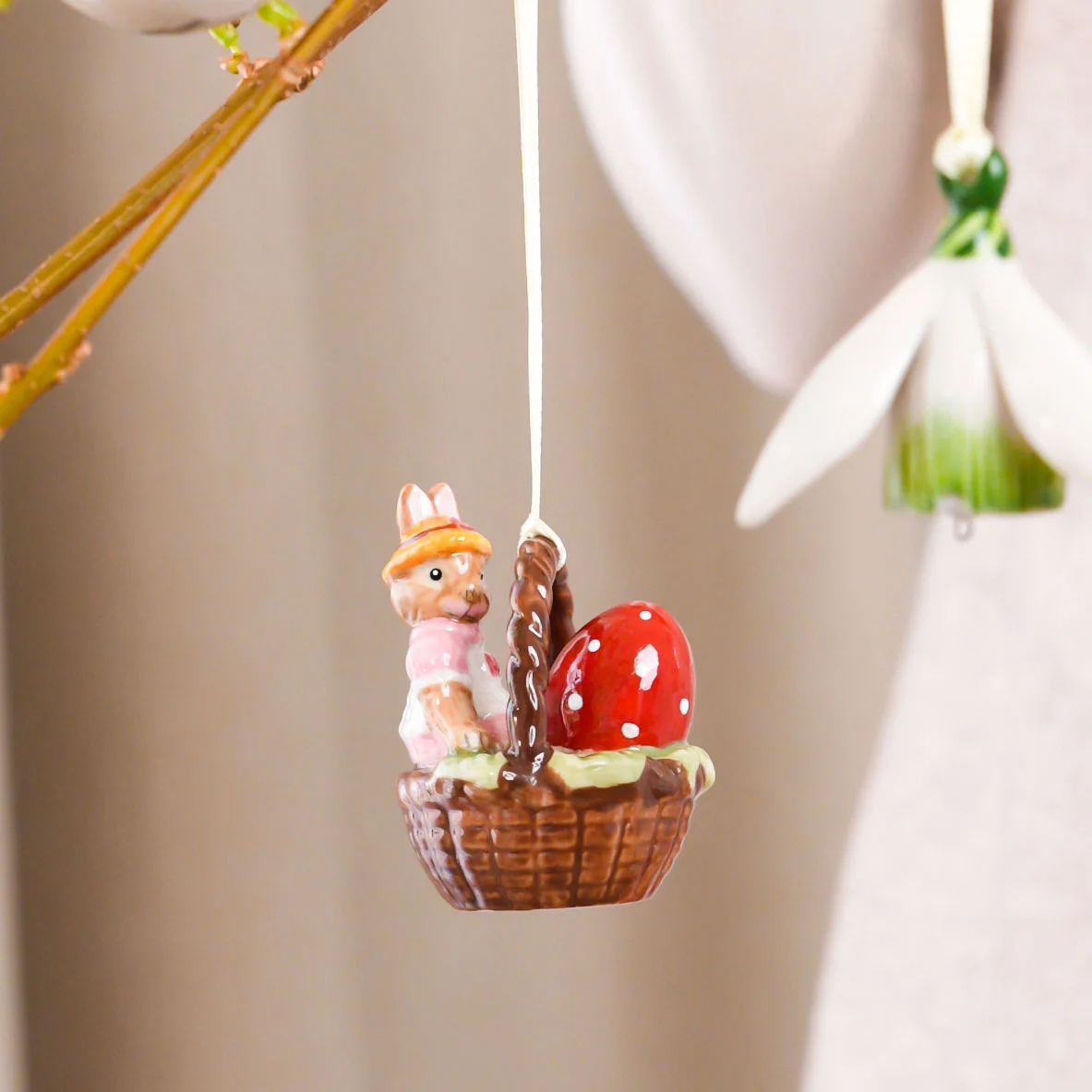 Bunny Tales Подвеска фарфоровая "Кролик Анна в корзине" 6 см