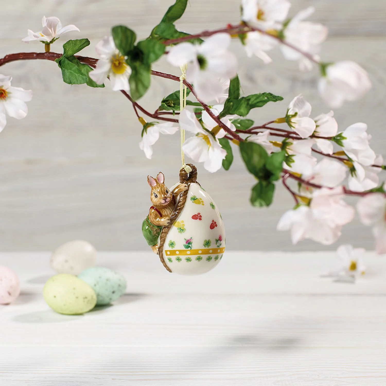 Annual Easter Edition Украшение "Пасхальный кролик на яйце" 7 см