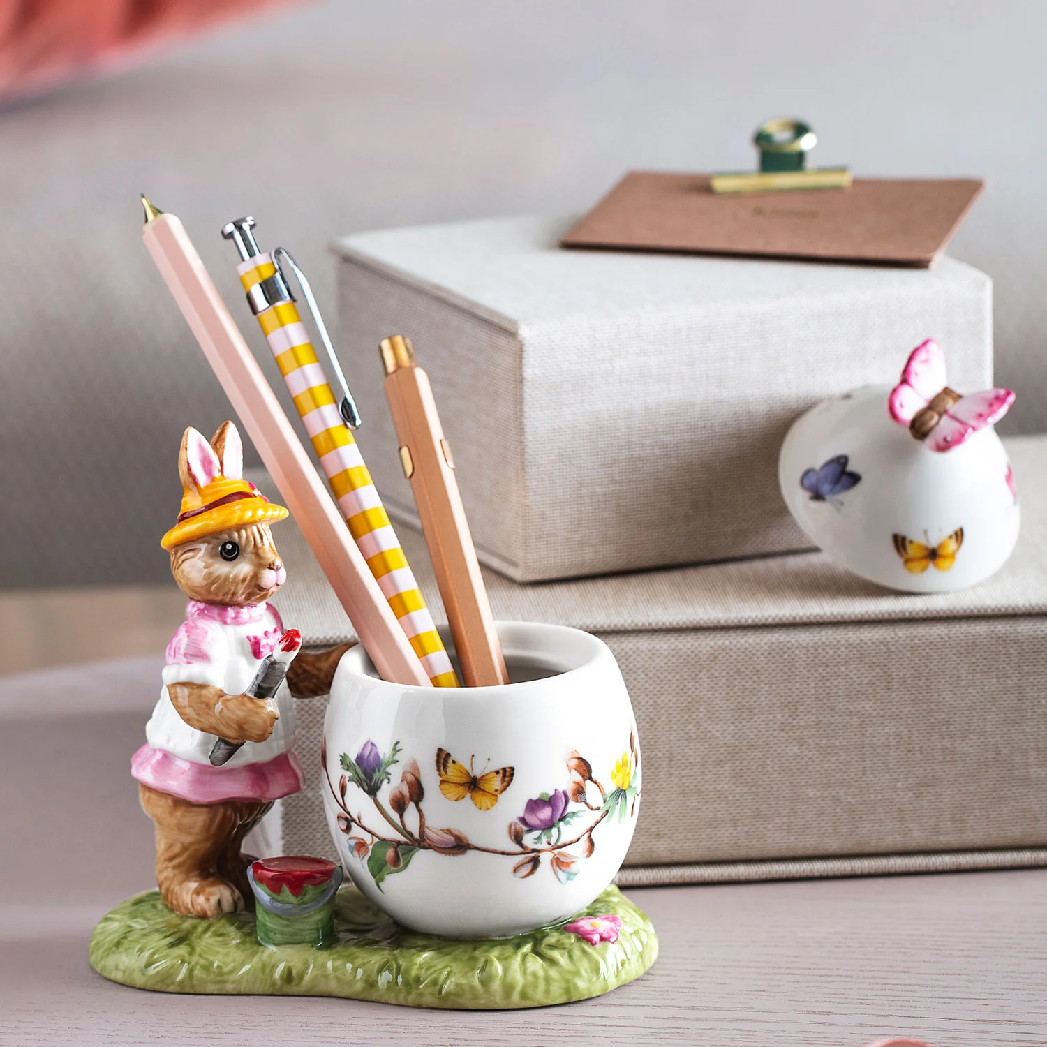 Bunny Tales Шкатулка-яйцо "Кролик Анна художник" 11 см