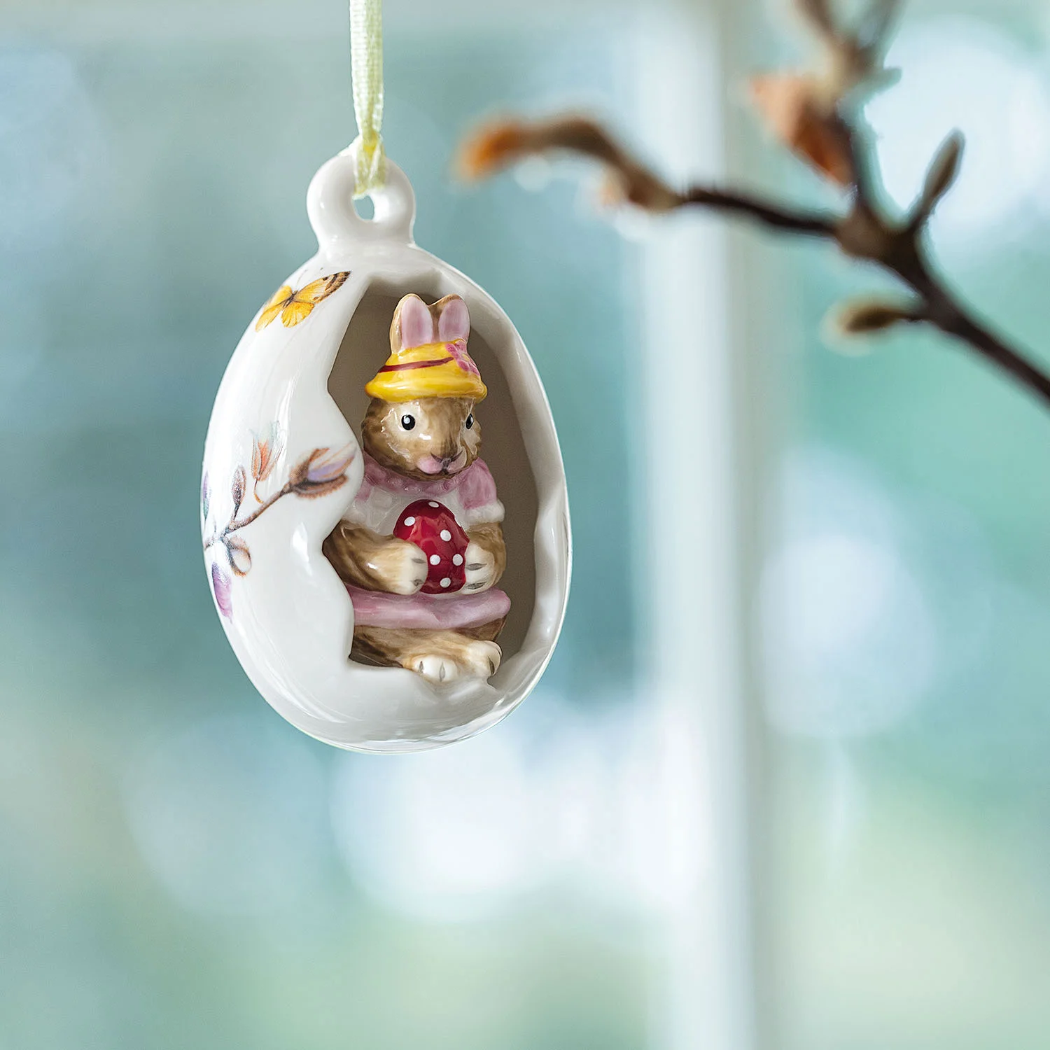 Bunny Tales Подвеска фарфоровая "Кролик Анна в яйце" 7 см