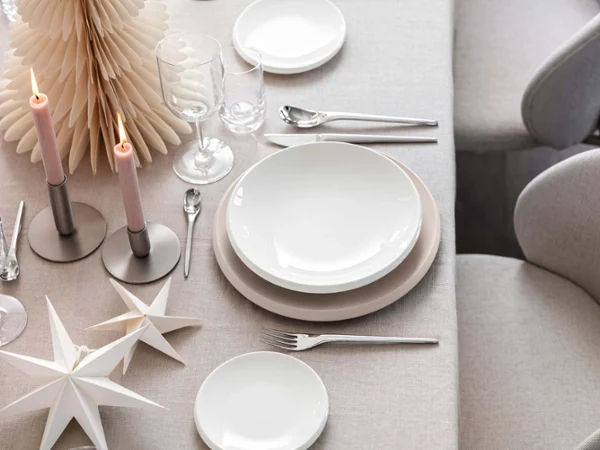 newmoon-plates-on-christmas-table.png